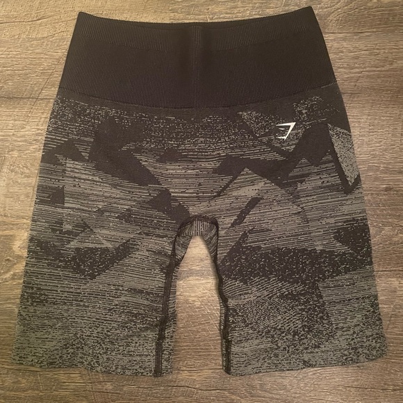 ❌SOLD❌ ADAPT OMBRE SEAMLESS SHORTS - Picture 1 of 4